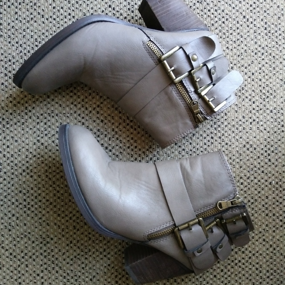 Adorable grey booties